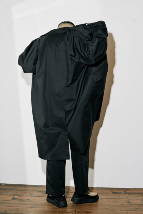 Wear made from the perspective of a shoe brand. Orphic's collaborative coat and inline pants do not choose footwear.
