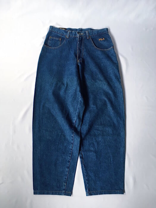 珍品!? 名品!? フィラがつくる模範的なバギージーンズ。