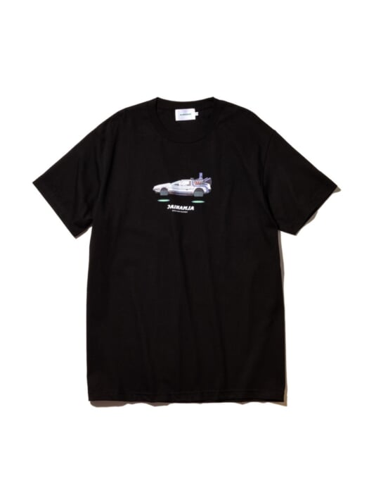 胸に宿るはデロリアン。あの名作映画のサンプリングTシャツ。