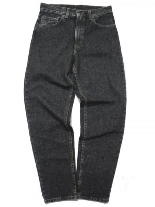 ブラックデニムの色落ち加減は、いまこれくらいが一番ヒップ。