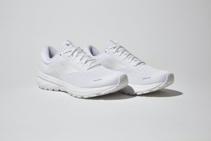 あのランニングシューズの名品がまさかのオールホワイトで登場。日本限定です、よ。
