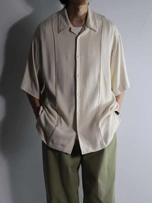 A savior appears for summer dressing! It's hot outside and cold inside. That's when the open collar shirt comes in.