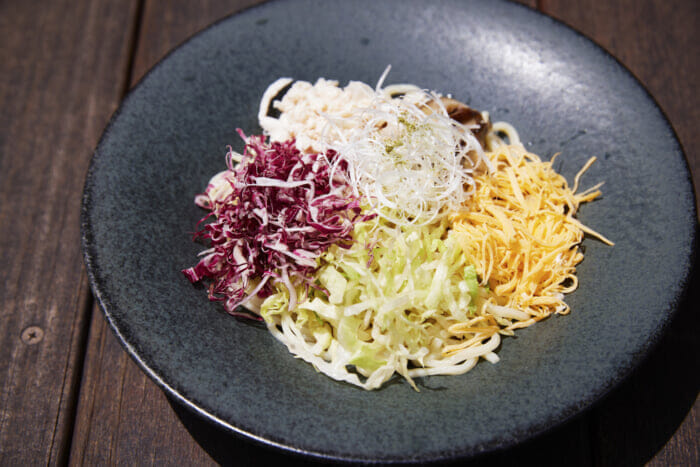 全く新しい冷やし中華って！？ フードカルチャー誌RiCEと、シェフ界の風雲児、sioの鳥羽さんが手を組みました。