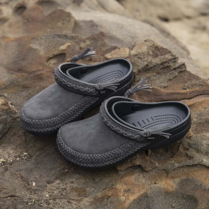 気分だけでもボヘミアン！ジャーナル スタンダードとクロックスのコラボシューズを履いて、街でも旅心地に。