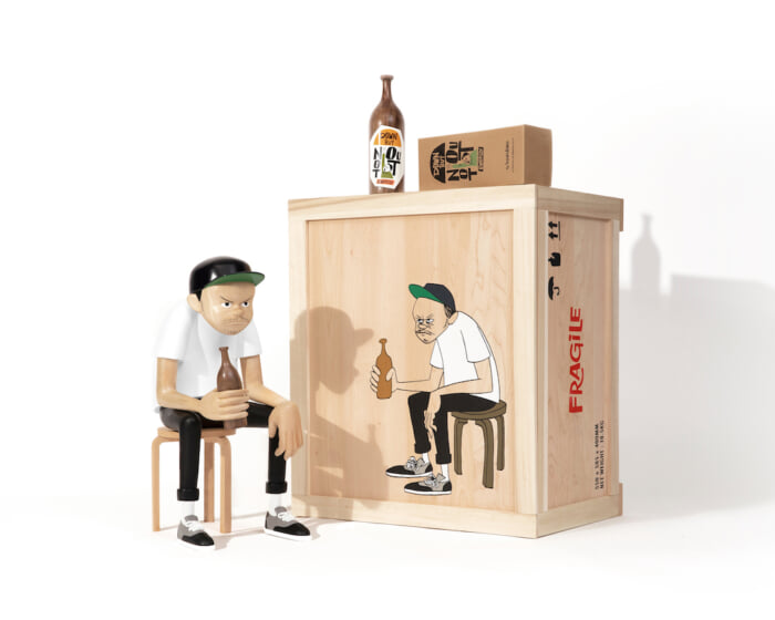 やけ酒しても日常はつづく…。花井祐介氏がウッドアートを初制作。KAWSでおなじみ、香港のあのスタジオが絡んでいます。