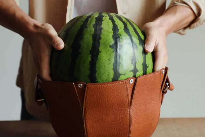 土屋鞄製造所がつくったのは、スイカ専用バッグ⁉︎ 本気とユーモアが混じり合った、圧倒的クオリティをご覧あれ。