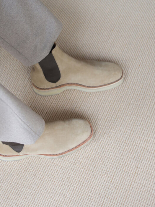 これぞ真のジャパンメイド。オーラリーとフット ザ コーチャーによるサイドゴアブーツは思わず息を呑む美しさです。