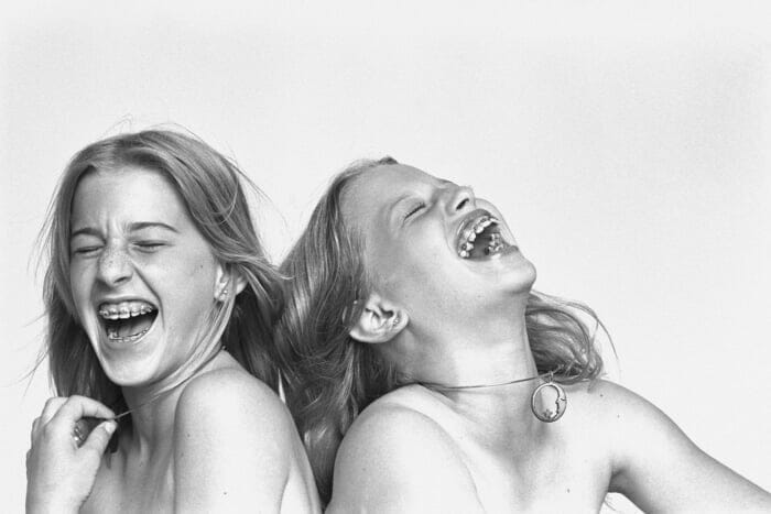 反骨精神を象徴する少女の笑み。ファッション史に残る名写真がポスターとなって登場します。