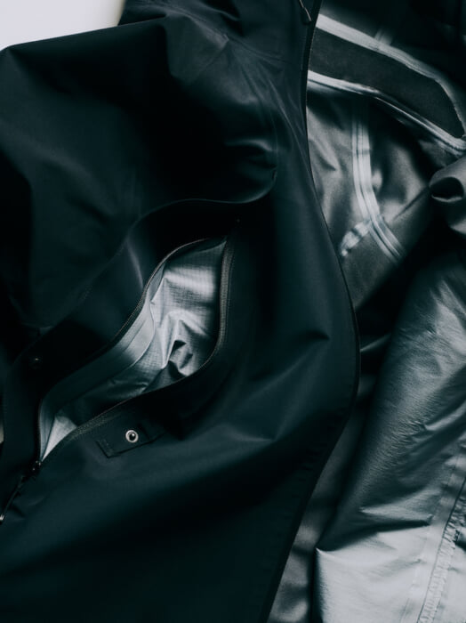 ミニマルなデザインに秘めた圧巻のスペック。GORE-TEX PROが搭載された、ゴールドウインのジャケット。