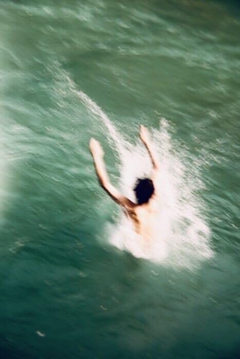 写真家HALの個展がSALT AND PEPPERで開催。これは、一瞬が重なり合った世界への旅路。