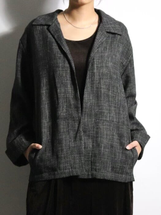 服装選びに難航するみなさまへ。寒暖差を乗り切る一枚なら、ここにあります。