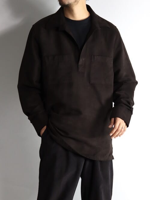 Elegant and clean. Pullover shirt with an autumn/winter look that can also be worn with a jacket.