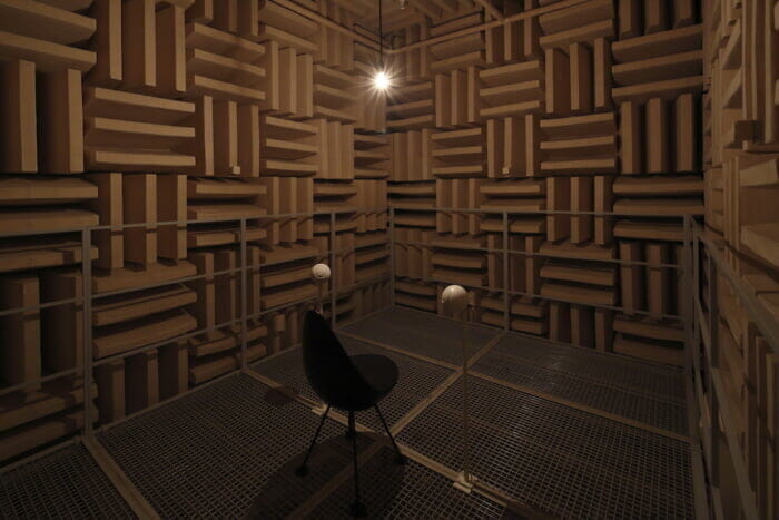 Two artists, Yoshihiro Hosoi and Izumi Shirahama, talk about the necessity of "discomfort. 