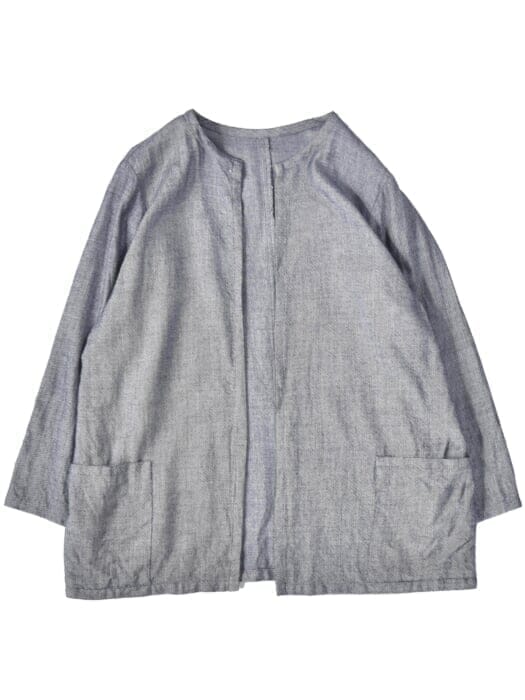 A collarless shirt that can be easily woven over the body. By the way, it is made in Finland.