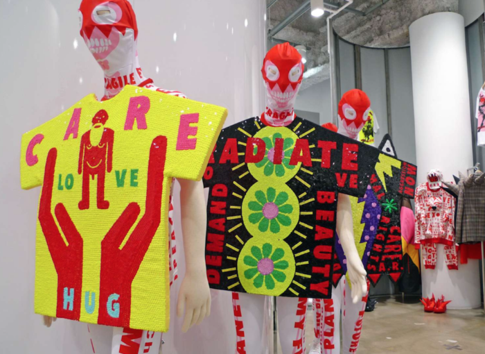 ウォルター ヴァン ベイレンドンクのアートピースが行進中!? 場所はトレーディング ミュージアム・コム デ ギャルソンです。