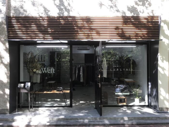 素材とシルエットで魅せる、今シーズンのカーリー。フルラインは中目黒に移転オープンしたザ・ウェフトにて。