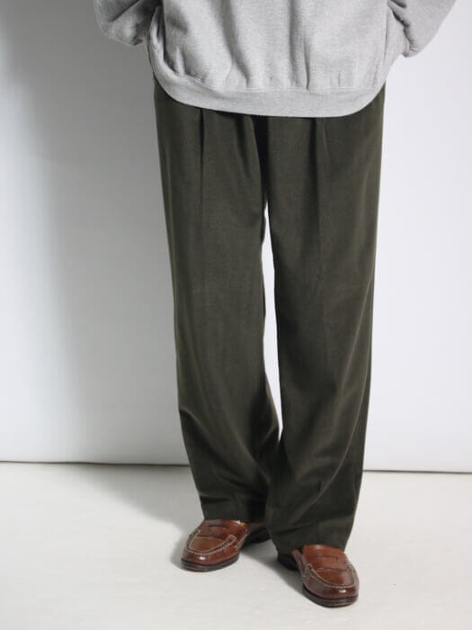 A fashionable relationship between season and color. Adult corduroy pants that look great in autumn.