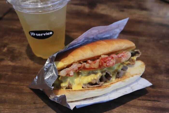 FOCUS IT.] Cheesesteak Dog, born in LA and raised in Japan, joins the Harajuku one-hand food battlefield! To celebrate the opening of JD SERVICE, we have teamed up with Udon noodle shop Menzan.