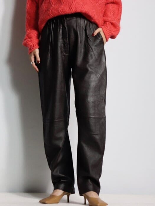 堂々たる渋み、苦み。レザーパンツは紳士の夢をみる。