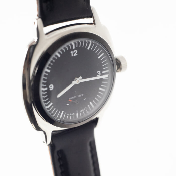 A beautiful combination of bezel and belt. Makers have created a watch with their best effort.