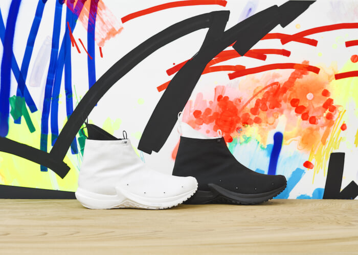 東京デザインスタジオ ニューバランスの新作は足袋が着想源。ミニマルなデザインにこはぜがキラリと光ります。