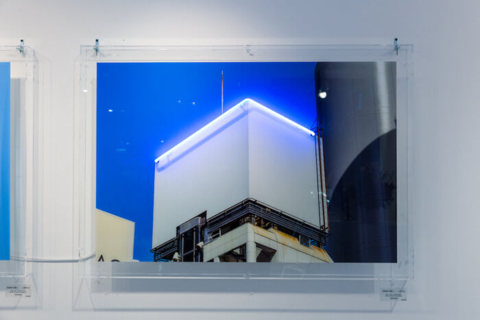 Blue luminous proof of existence that shines light on things that have lost their significance. An exhibition by a young contemporary artist is currently being held in Ginza.