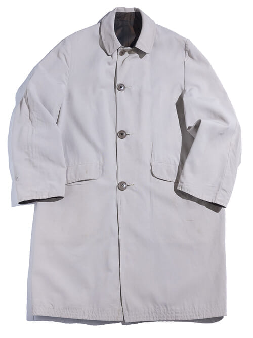 A clean glaze or an elegant iridescent color? If you want to taste both, how about a reversible bulk collar coat?