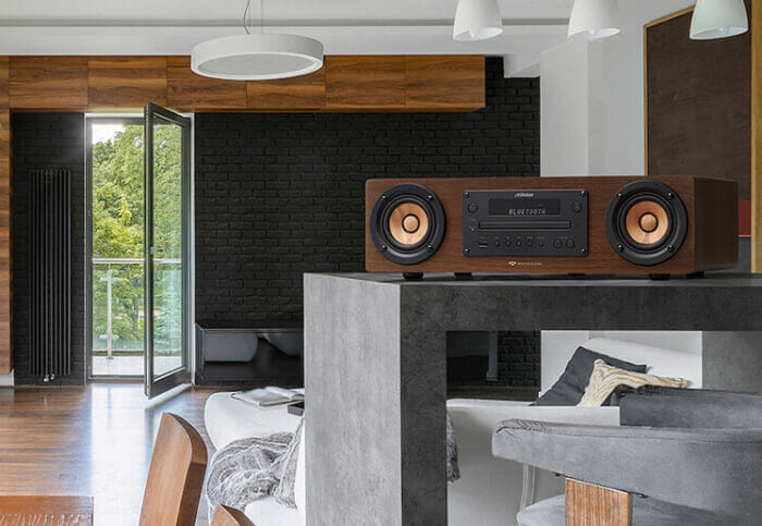 【WALKER’S CLUB H】琥珀色のウイスキーとも相性抜群。ロングセラースピーカーの最新モデルは中も外もウッドが主役!