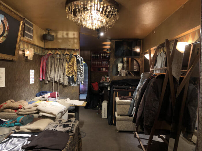 Tokio shop is a secondhand clothing store that opened in Shibuya's Hyakken store, a unique store where clothes are crammed into a bar. .