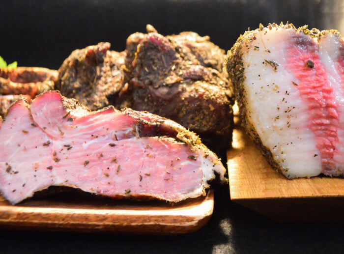 ブランド牛と猪肉を燻製に！ 年末年始のごちそうは、岡山が生んだ垂涎級のベーコンで決まりです。