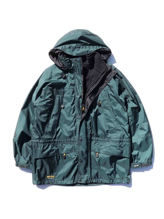 Eddie Bauer nylon outerwear from the 90s. A perfect balance of classic on the outside and high-tech on the inside.