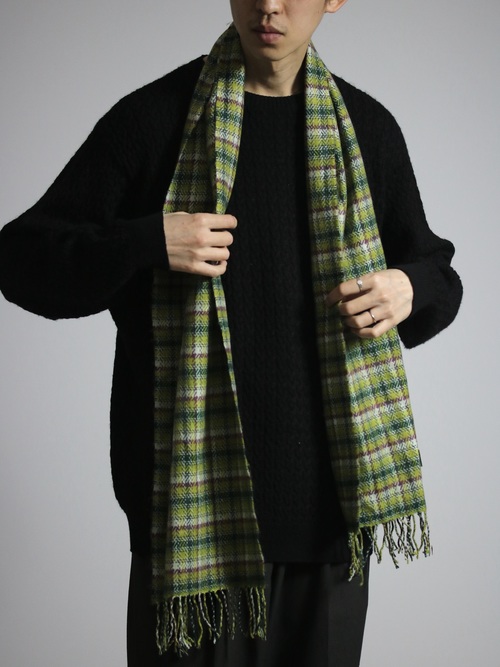 Cashmere 100% scarf. Vivid and elegant, this piece will make your winter look fun.