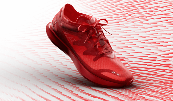 真っ赤なボディで、とにかく軽い。サロモン初のロード用レーシングシューズ、遂にお目見えです。