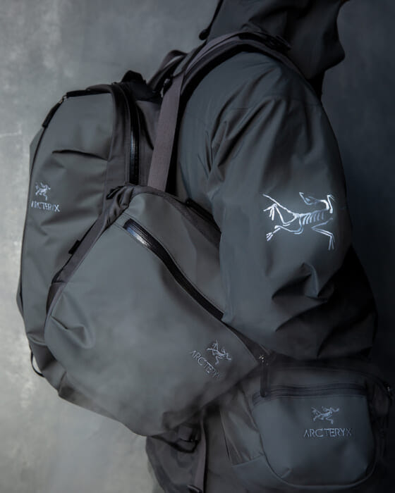 Arc'teryx's flagship product takes a new step forward. The trickster who dyed it gray was Beams.