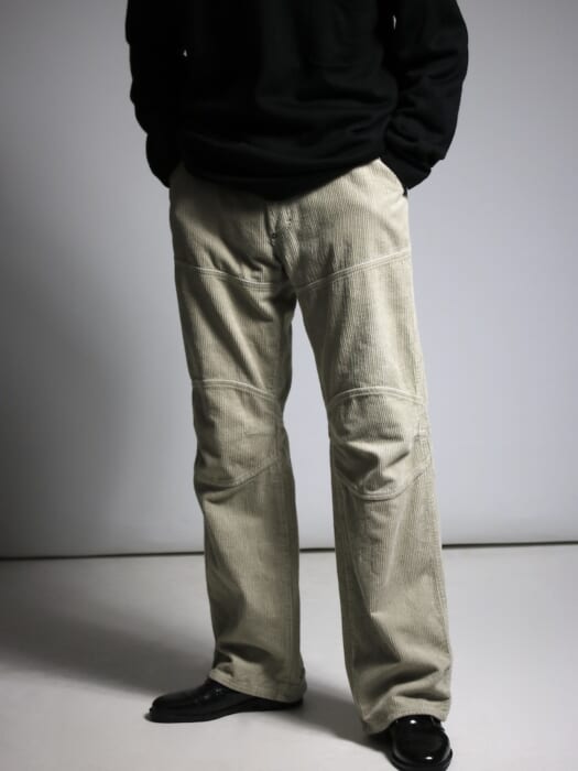 僕街の素朴さと、ちょっぴりのモダンな勇気。ヨーロッパブランドのコーデュロイパンツです。