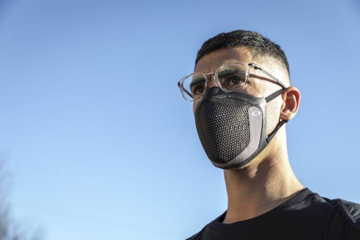 Good news for glasses wearers! Oakley has developed a mask that does not fog up the lenses.