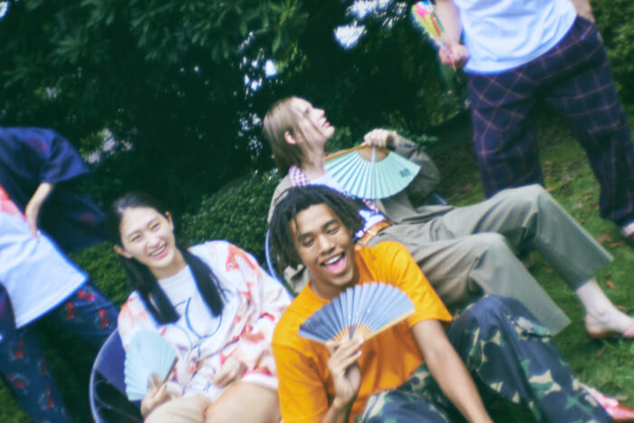 The most pop and avant-garde fan in the world. Stirred with tradition and modern sensibilities , bananas and yellows make their debut.