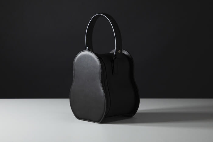 雪だるまを持ち運ぶためのバッグ⁉︎ 土屋鞄製造所がまたもやユニークな一品を生み出しました。