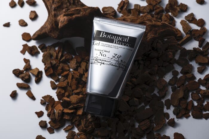 Shut off the cold gaze! Get moisturized and scented with Botanical Breeze cologel that covers your entire body.