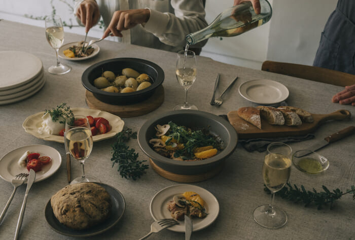 三重県四日市市の伝統を受け継ぐ、現代の万能調理平鍋「PETARI」。料理を豊かに、そしてキッチンと食卓をシームレスにつなぎます。