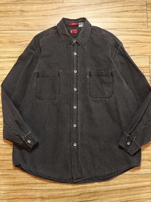 I can't stand the blurriness. Levi's denim shirt.