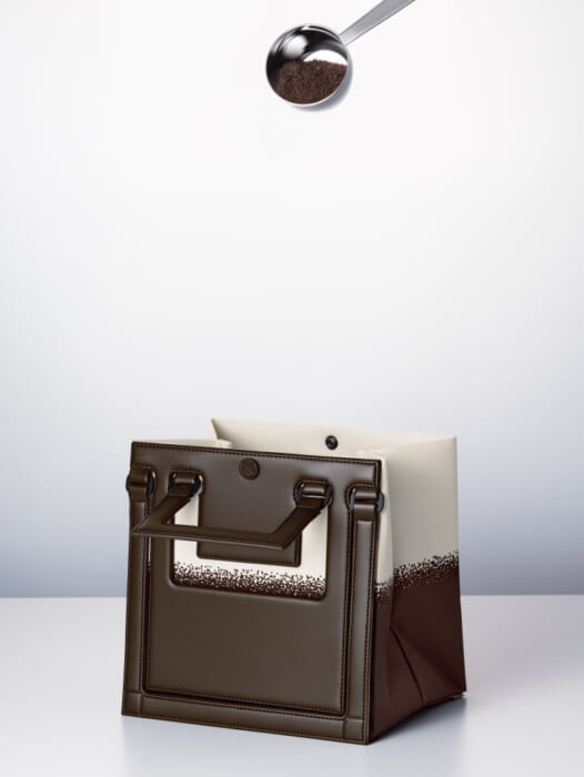 展開拡大でより手に入りやすくなった、グッド グッズ イッセイ ミヤケのDRIP。平面と立体を行き来する異次元バッグです。