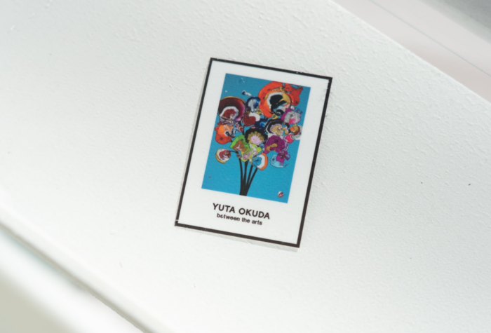 アートコレクターのためのbetween the arts galleryがオープン。現代アーティスト・yutaokudaの限定Tシャツもお見逃しなく。