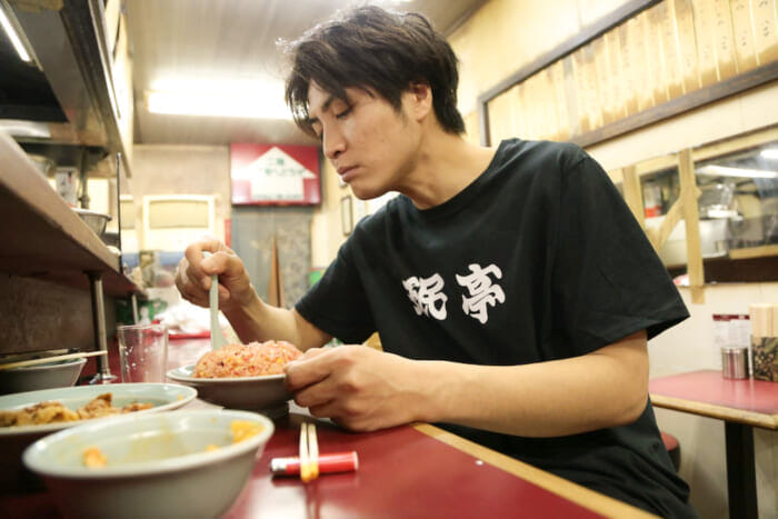 下北沢が誇る町中華の老舗がオンラインストアをスタート。あの名物ロゴがTシャツになりました。