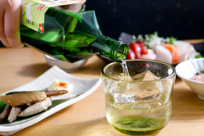 Sake lovers should not miss out on drinking. Sake Shokudo Toranomon Distillery is currently holding an event focusing on Tokyo's island sake.