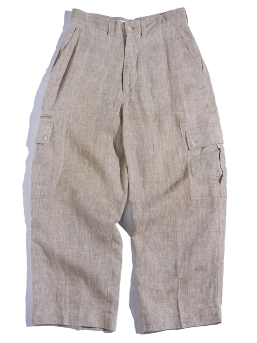 まったく新しいカーゴパンツ。無骨さとしなやかさを併せ持つ一本です。