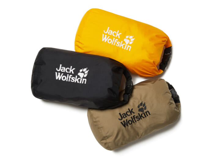 いまジャック・ウルフスキンを買えば、ウォータープルーフバッグがついてくる。