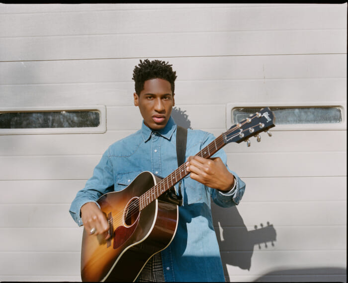 ファッションアイコンとしても注目されるジョン・バティステ。新作アルバム『ウィー・アー』に見る素顔とは。