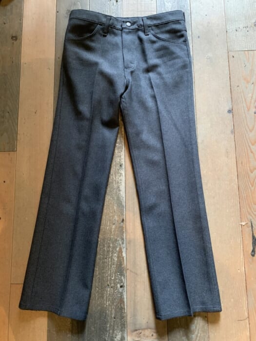 新しいスタイルに挑戦したいなら、ラングラーのフレアパンツなんていかがでしょう。