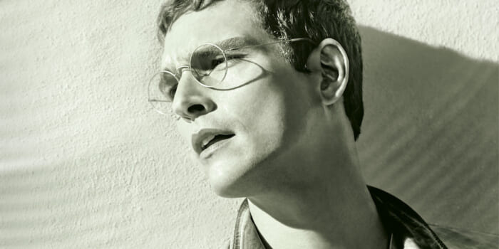 The latest version of eyewear that Giorgio Armani has loved and evolved. Once you wear it, you will be captivated by it.